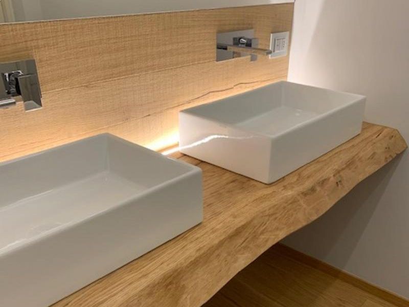 abitazione-privata-realizzato-ripiano-bagno-in-rovere-massello